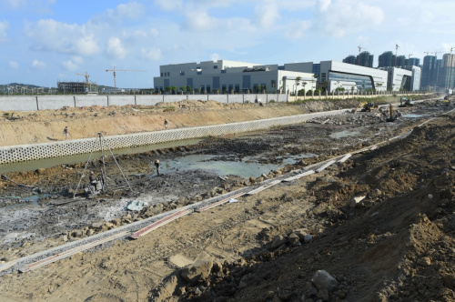 這是正在建設中的平潭綜合實驗區金井灣排洪渠建設工地（7月30日攝）。建成后，城區積水流入排洪渠后如水超過警戒水位，就開閘將水排入大海。近年來，全國不少城市 “逢雨必澇”，暴露了城市在規劃、建設方面的短板。如何防治“城市內澇”、減少災害損失，成為城市建設的突出問題，也引起國家有關部門的高度重視。記者在福建福州、廈門等地采訪時了解到，以往這些城市，由于地理地勢、內河堵塞、排水系統落后等原因，時常在臺風等極端天氣來臨時發生內澇，對群眾生產生活產生較大影響。為了改變這一狀況，今年來，福建不少城市從排水防澇系統升級、地下綜合管廊建設等方面入手，在城市的“里子”上下功夫，在城市防澇上不斷探索。拒絕“城市看?！?，盡管防澇之路還很漫長，但令人期待的是，一場“看不見的戰斗”已經在城市地下“打響”。新華社記者 林善傳 攝