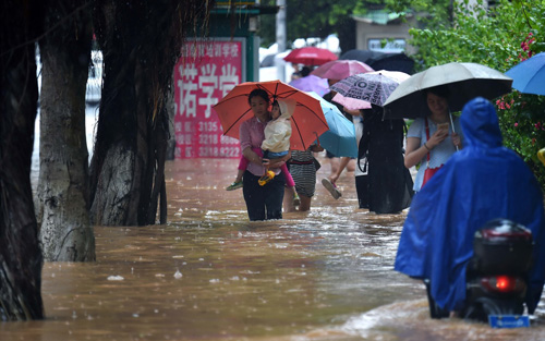 8月18日，市民在?？谑旋埨ツ下飞嫠靶?。