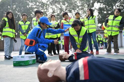 10月13日，什剎海街道前海北沿社區的一名參賽者在“CPR（心肺復蘇）”項目中進行胸外按壓。