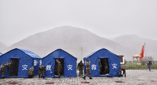 10月18日，武警青?？傟犛駱渲ш牴俦陔s多縣政府院內冒雪搭建救災帳篷。10月17日15時14分，青海省玉樹州雜多縣發生6.2級地震，震源深度9公里。中國地震局、青海省地震局已派出現場工作隊趕赴震區協助當地政府開展應急處置工作。
