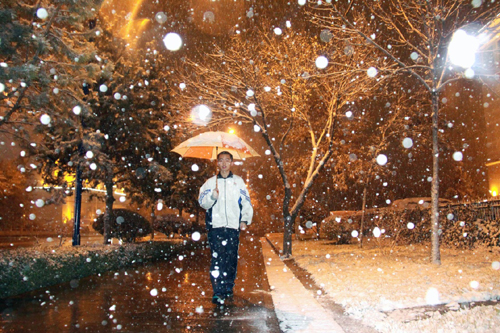 10月19日夜間，受冷空氣影響，新疆阿勒泰市迎來今秋首次大范圍降雪。