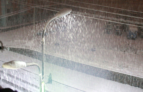 10月19日夜間，受冷空氣影響，新疆阿勒泰市迎來今秋首次大范圍降雪。