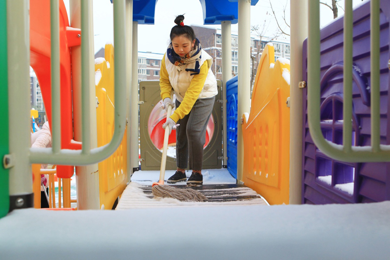 11月7日，遼寧省朝陽市龍城區教育幼兒園教師在清除園內積雪。