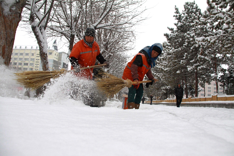 11月10日，在新疆阿勒泰，環衛工人在清理街道積雪。
