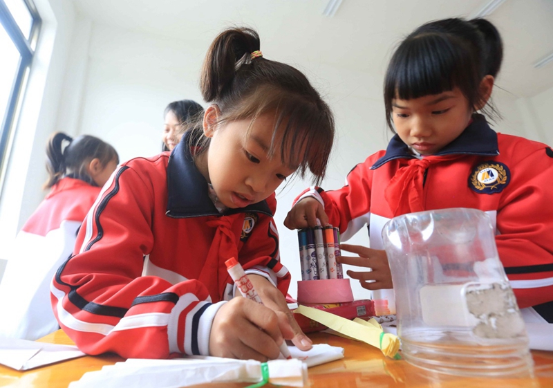 廣西融安縣浮石鎮六寮小學100多名師生搬進新校園。今年4月21日，六寮小學后山山體發生突發性巖崩地質災害，造成學校教學樓受損嚴重，無法使用，融安縣決定選新址建造一所全新的六寮小學。