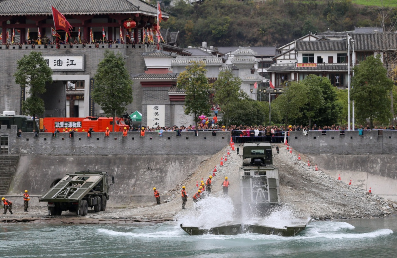 11月22日，由交通運輸部、四川省交通運輸廳、武警交通指揮部聯合主辦的2016年度全國公路交通軍地聯合應急演練在四川省綿陽市平武縣南壩鎮舉行。