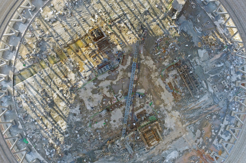 江西豐城發電廠“11·24”事故現場（11月27日攝）。11月27日下午，發生“11·24”事故的豐城發電廠冷卻塔施工方、河北億能煙塔工程有限公司，就事故遇難者賠償方案的制定和賠付標準做出公開解釋。27日下午，已有遇難者家屬簽訂賠償協議。江西豐城發電廠“11·24”事故救援指揮部介紹，截至27日上午11時，已有73戶500余名遇難者家屬趕到豐城、樟樹、高安。目前，公安部門已經完成34名遇難者與其家屬的DNA比對工作。新華社記者 萬象 攝