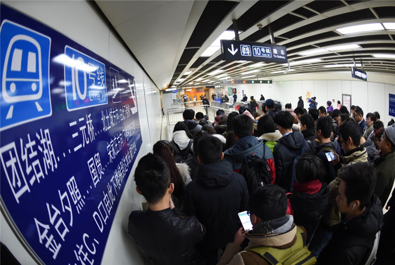 在北京地鐵10號線呼家樓站，乘客擠滿了換乘通道