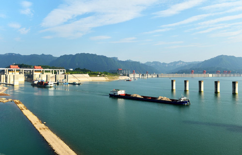 4月30日，船舶行駛在三峽大壩前，水位下降后的消落帶清晰可見。連日來，三峽水庫加速騰庫迎汛，4月30日8時，壩上水位逼近160米。據了解，三峽水庫最高蓄水位175米，有效防洪庫容221.5億立方米。從175米消落至160米，釋放的庫容為131億立方米，占有效防洪庫容的59%。