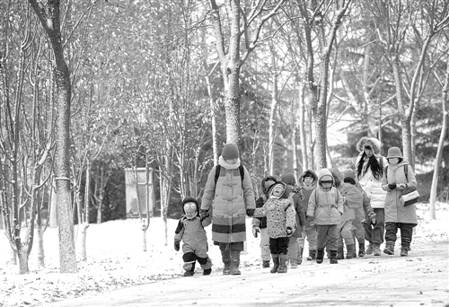 11月21日，北京迎來今冬初雪。預計受寒潮影響，21日至24日，我國中東部大部地區將自北向南出現大范圍大風降溫天氣。