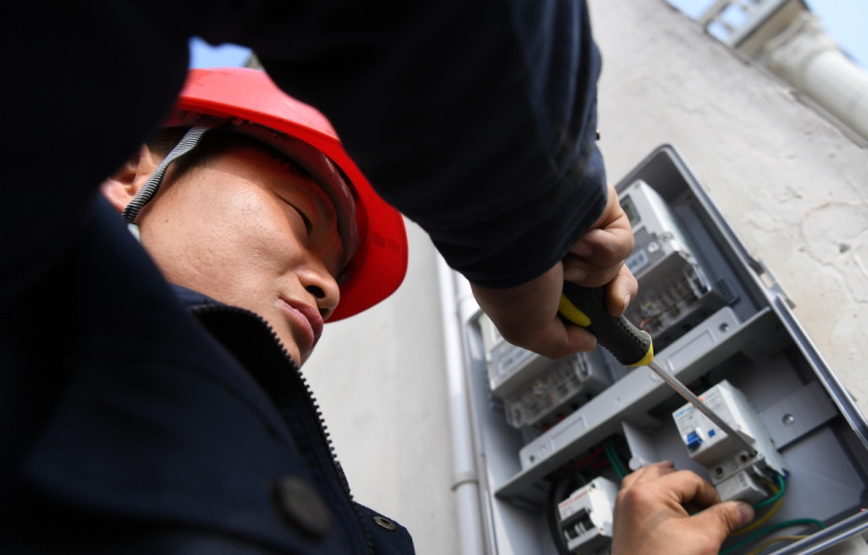 12月14日，舒城縣桃溪供電所配電檢修班工人在孔圩村作業。